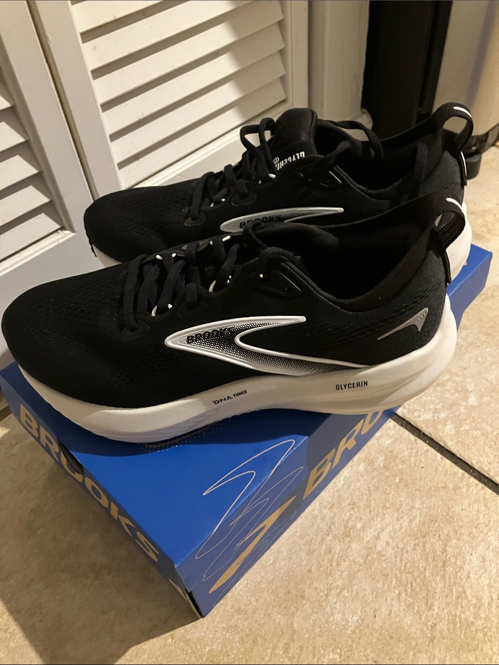 Brooks Black and White Womens Athletic Running Shoes size 9D Wide NWT